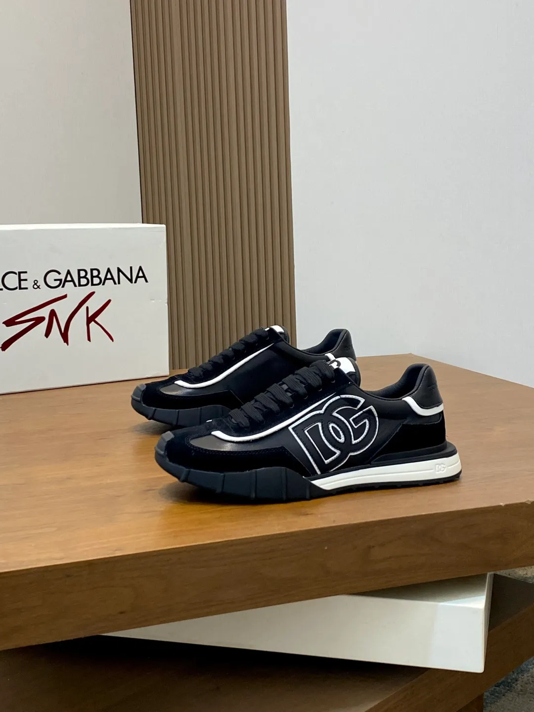 💰800 Dolce&Gabbana/Dolce & Gabbana men’s new casual sports shoes This sneaker is made of multiple materials. The nylon fabric upper is integrated with glossy leather, suede leather and rubber elements, and is decorated with reflective details. It has a silk-screen logo and a dual design of thick round and flat laces. It has a square toe, rubber foam midsole and gear pattern rubber composite sole decorated with the iconic "DG" logo. The shoe body is decorated with three-dimensional labels with the brand logo in many places. The style is fashionable and elegant, and the unique design is presented in a dazzling and modern new language. The fabric towel lining is paired with logo cowhide feet for a stylish and stylish look! Comes with a full set of packaging! Size: 39-40-41-42-43-44 leather shoe size (38/45 can be customized but does not support returns)